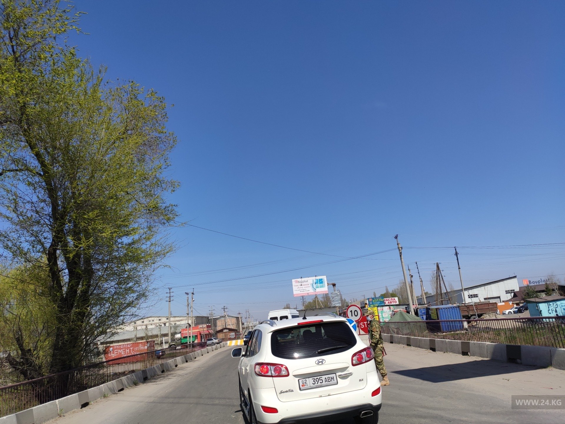 На постах тщательно проверяют только въезжающих в Бишкек