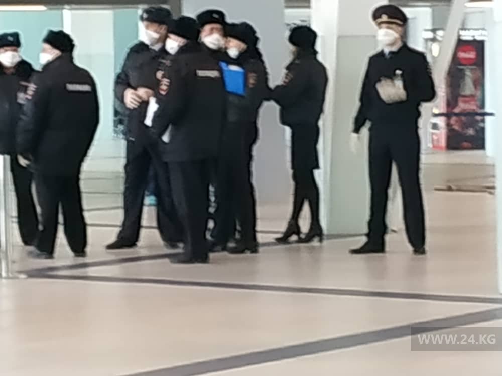 В аэропорт прибыли сотрудники милиции, чтобы вывести людей
