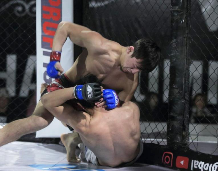 Адилет Нурматов (слева) на турнире WEF 70 Proffight 29. Бишкек, февраль 2019 года