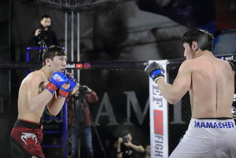 Адилет Нурматов (слева) на турнире WEF 70 Proffight 29. Бишкек, февраль 2019 года