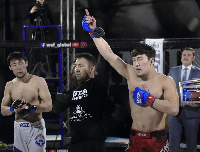 Адилет Нурматов (справа) на турнире WEF 70 Proffight 29. Бишкек, февраль 2019 года