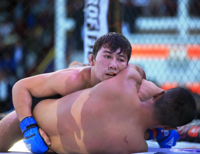 Адилет Нурматов (слева) на турнире WEF 88 Proffight 38. Джалал-Абадская область, сентябрь 2019 года