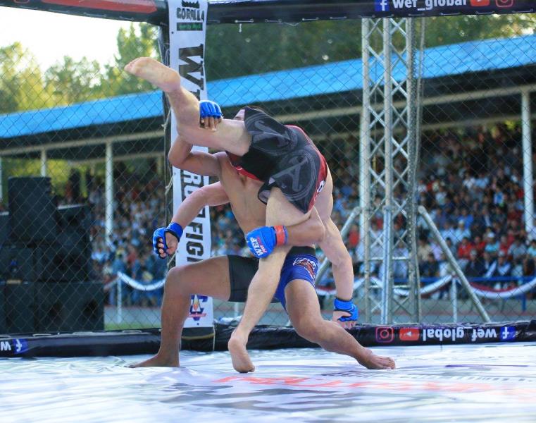 Адилет Нурматов (сверху) на турнире WEF 88 Proffight 38. Джалал-Абадская область, сентябрь 2019 года