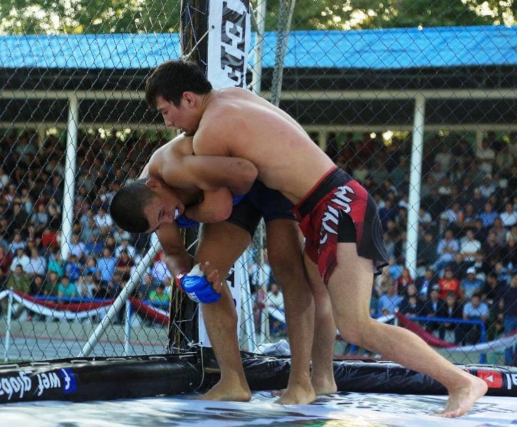 Адилет Нурматов (справа) на турнире WEF 88 Proffight 38. Джалал-Абадская область, сентябрь 2019 года