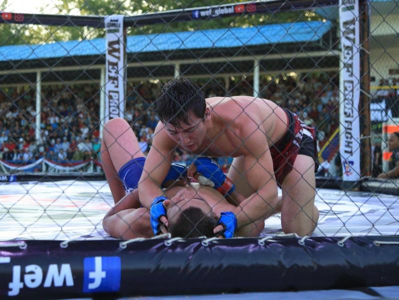 Адилет Нурматов (справа) на турнире WEF 88 Proffight 38. Джалал-Абадская область, сентябрь 2019 года