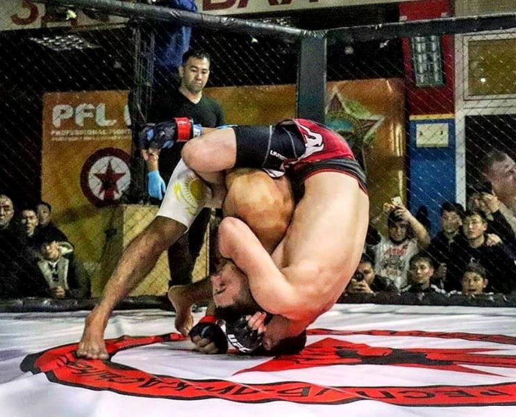 Адилет Нурматов (справа) на турнире PFL KG & One X One. Бишкек, февраль 2020 года