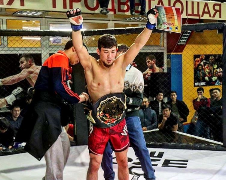 Адилет Нурматов (в центре) на турнире PFL KG & One X One. Бишкек, февраль 2020 года
