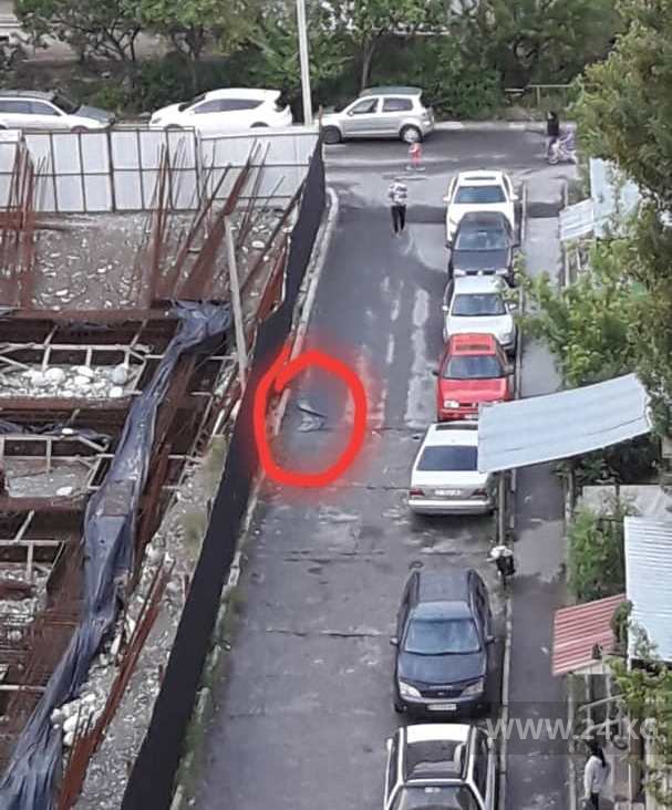 В 12-м микрорайоне Бишкека разрушается тротуар