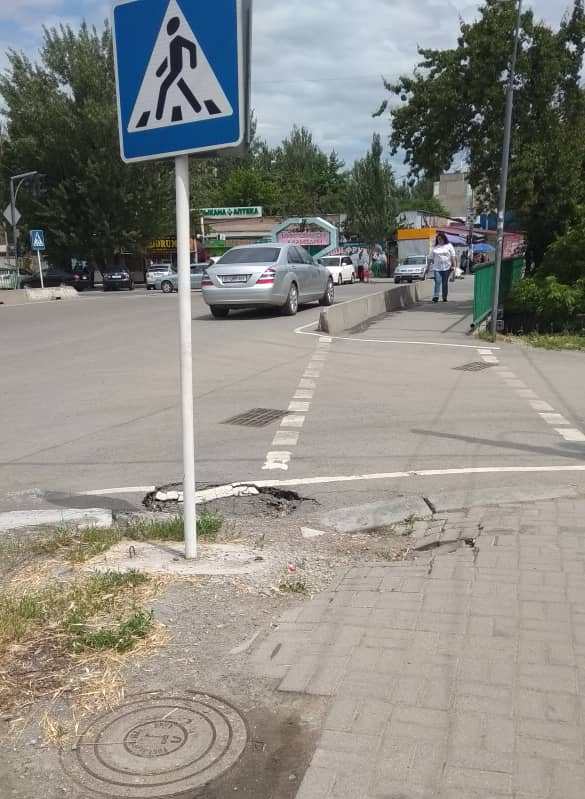 Тротуар на улице Кольбаева