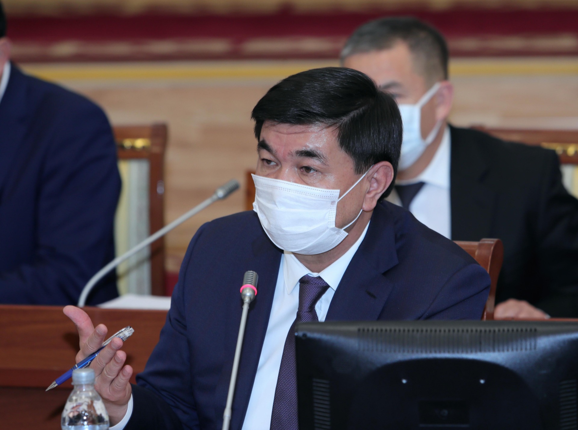Позже глава кабмина все же надел маску