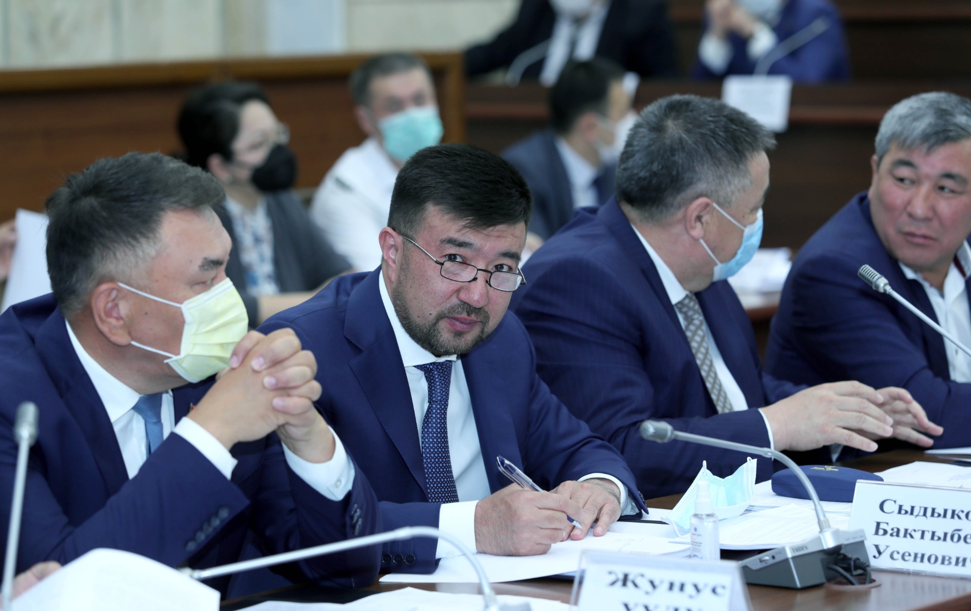 Депутаты Бактыбек Сыдыков и Рыскелди Момбеков (на заднем плане)