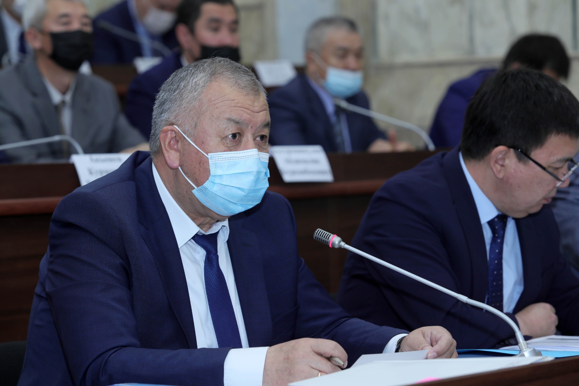 Рядом с первым вице-премьером Кубатбеком Бороновым министр транспорта Жанат Бейшенов без маски
