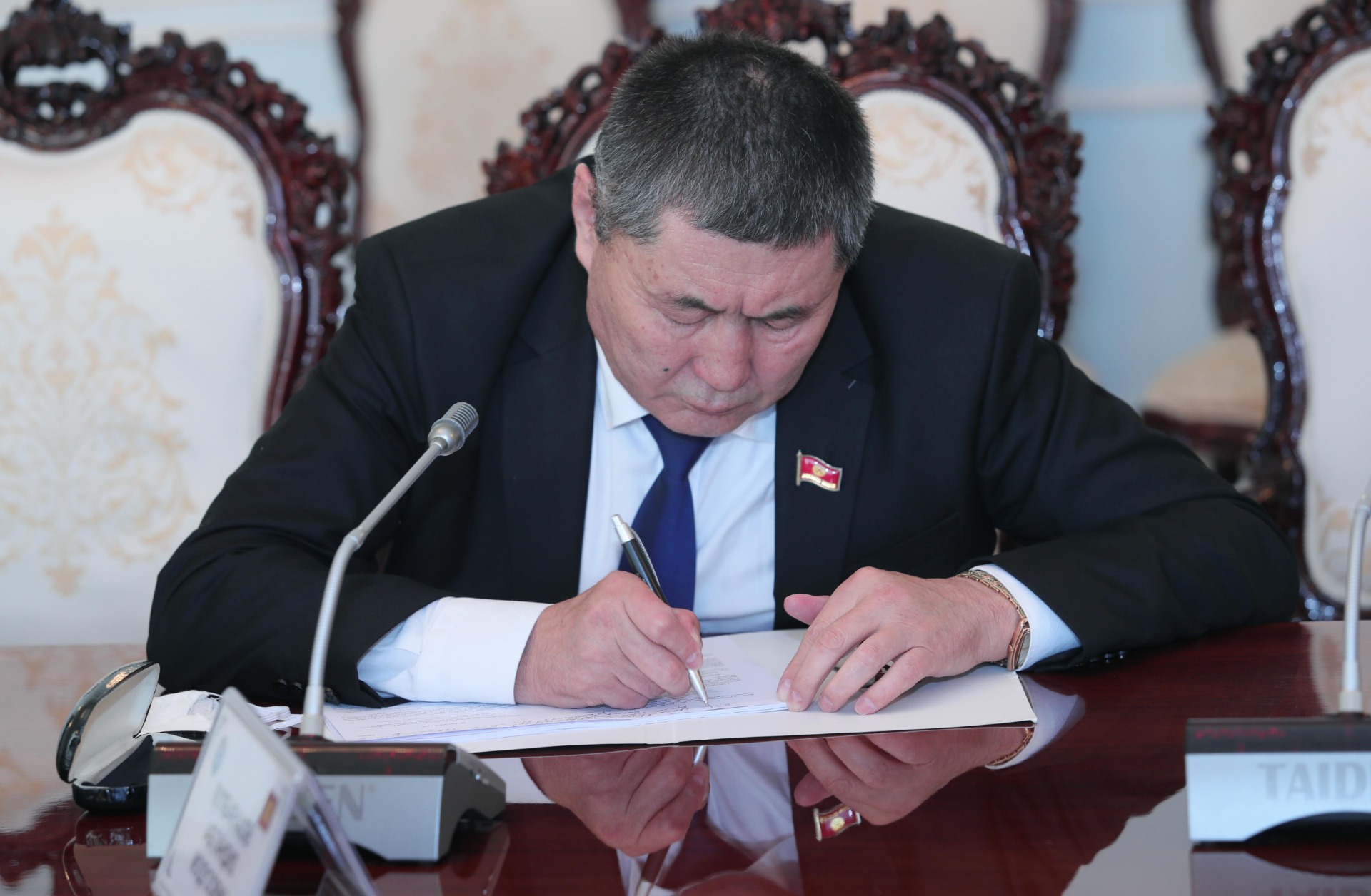 Без маски и перчаток член комитета Абтандил Кулбараков