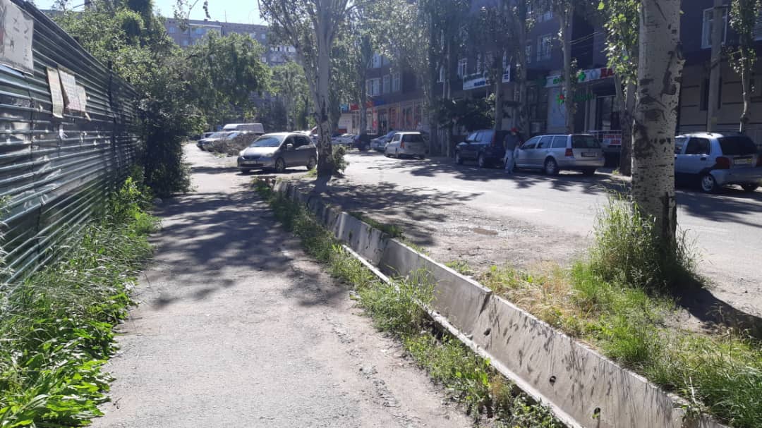 Строительный кран в 7-м микрорайоне убрали с тротуара