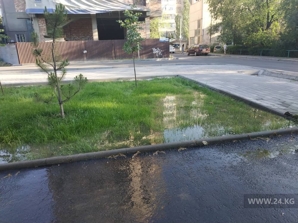 В микрорайоне «Восток-5» заливает тротуар