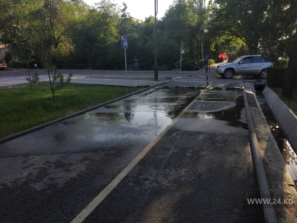 В микрорайоне «Восток-5» заливает тротуар