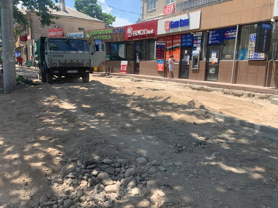 Мэрия Бишкека строит велодорожку и тротуар