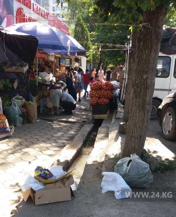 Тротуар на улице Айни