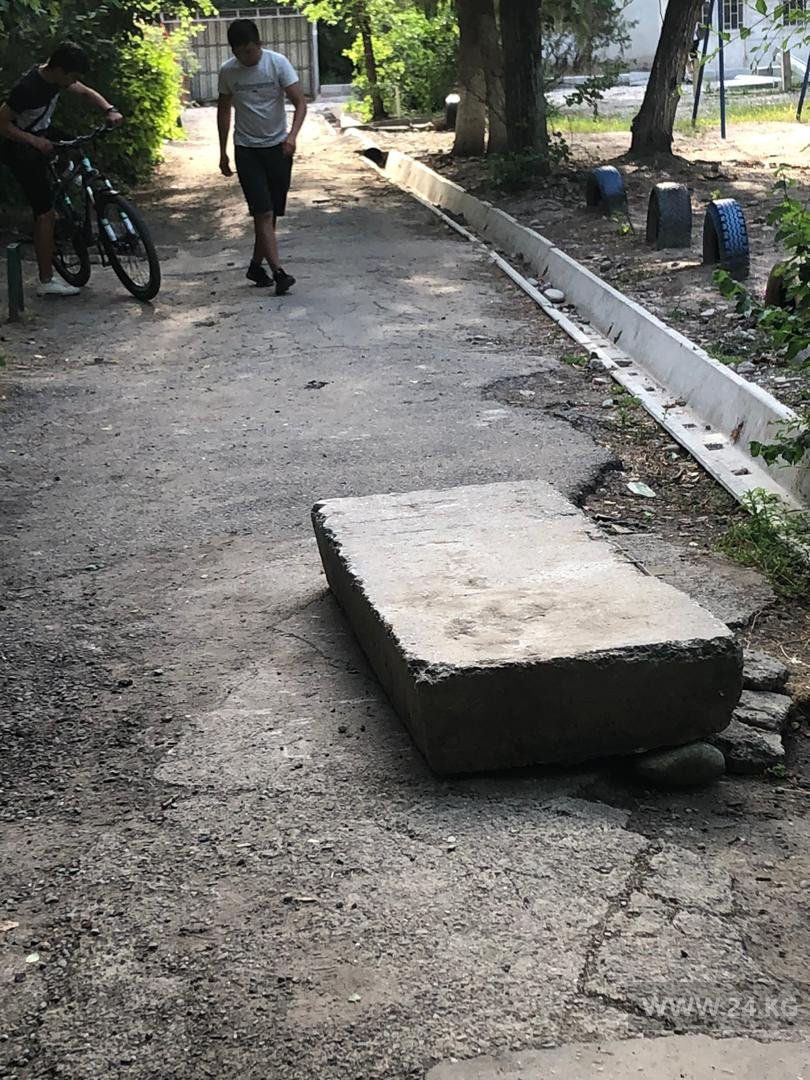 Бетонная плита на тротуаре