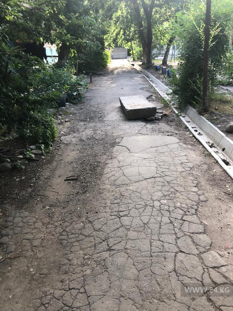 Бетонная плита на тротуаре