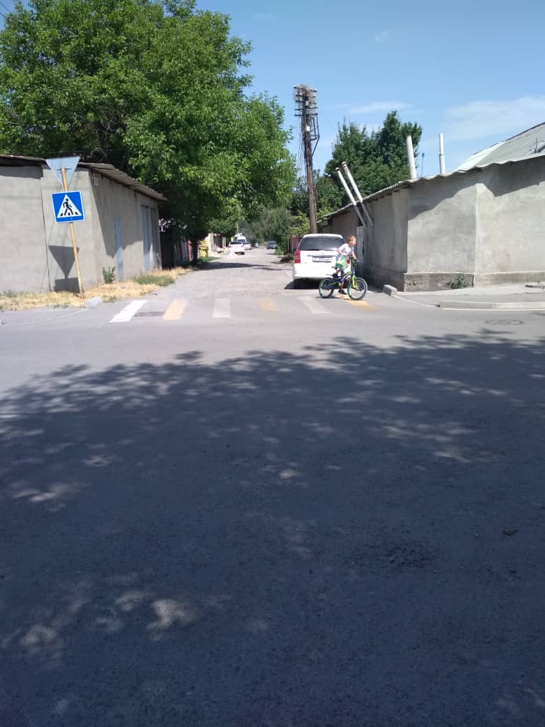 На перекрестке улиц Коммунаров и Минской дорожный знак лежит на земле