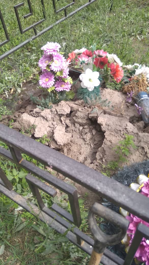 Вода подмывает могилы