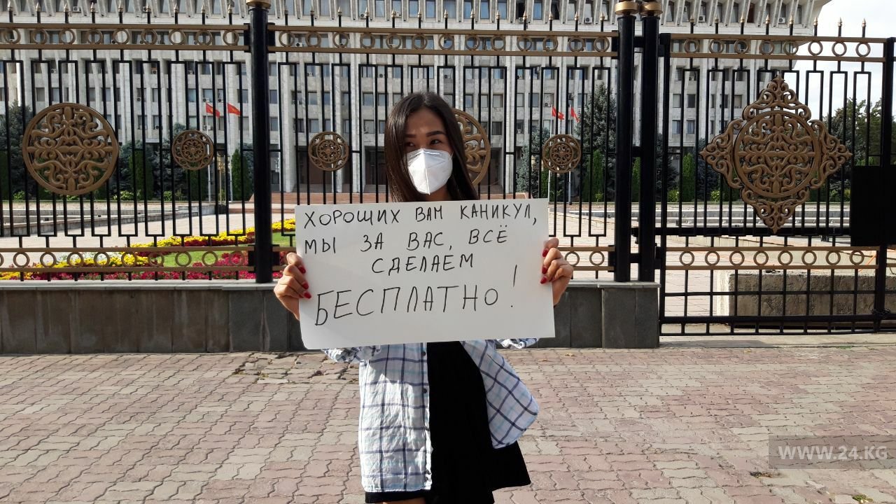 Девушка, которая помогает спасать жизни людей, вышла на митинг