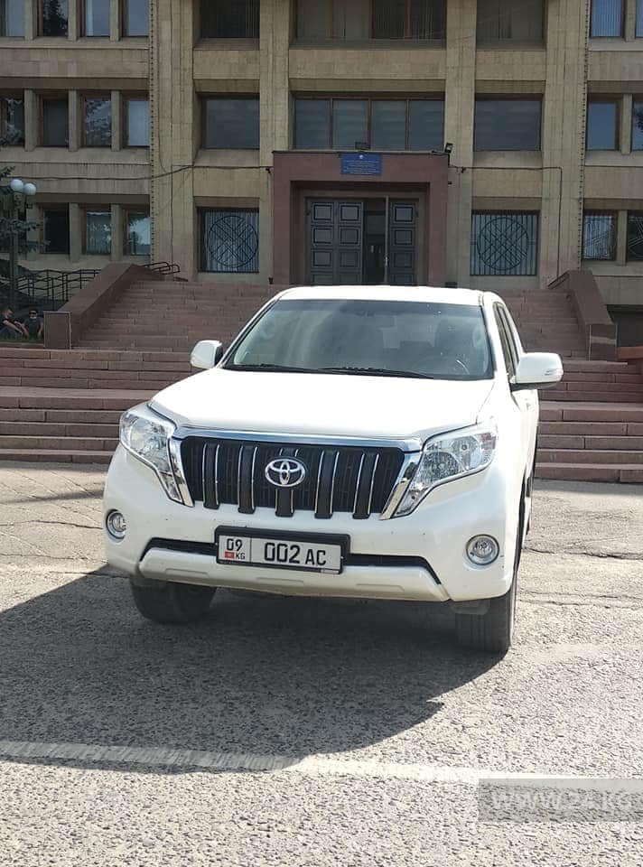 На служебный автомобиль полпредства Иссык-Куля установили подложные номера