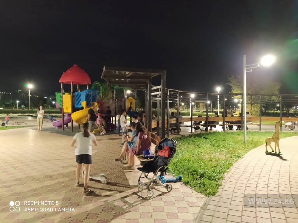 В парках много народу