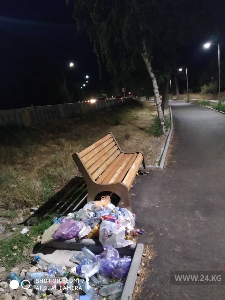 Мусор на тротуаре