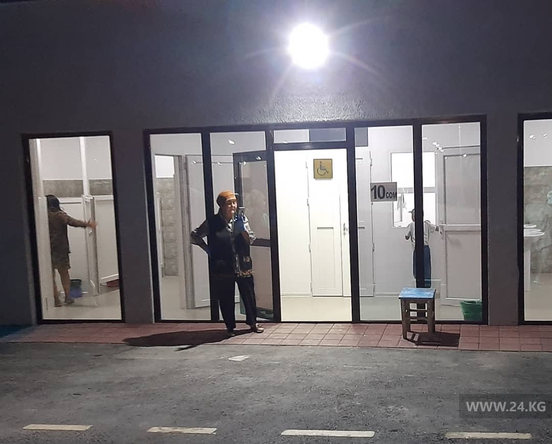 Туалет с прозрачными стеклами в новом Парке здоровья