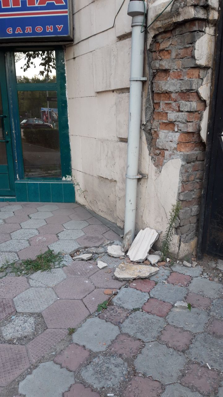 В Бишкеке горожанин жалуется на разрушенное здание