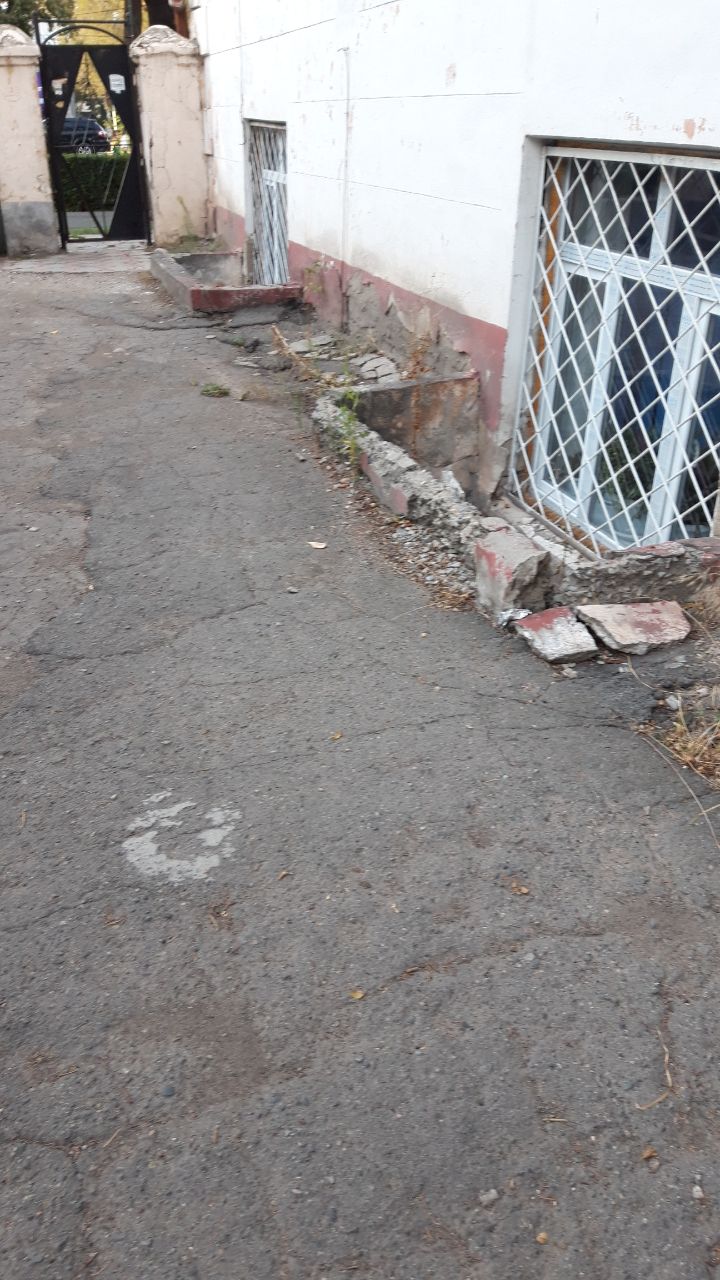 В Бишкеке горожанин жалуется на разрушенное здание