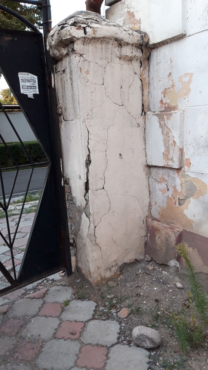 В Бишкеке горожанин жалуется на разрушенное здание
