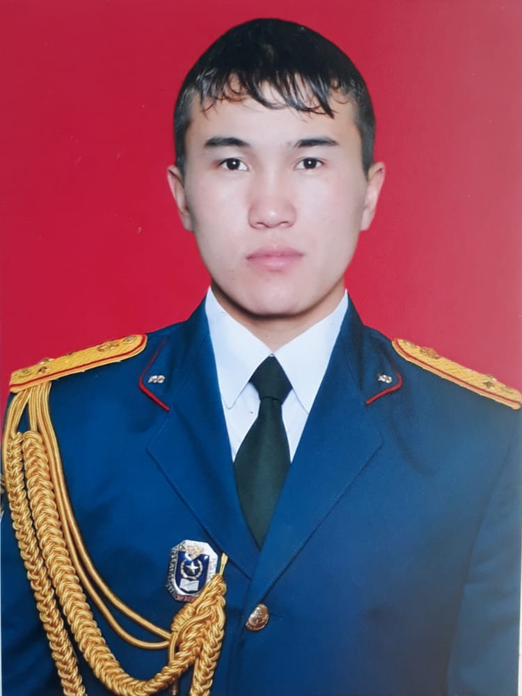 Военнослужащий спас девочку, которая запуталась в веревках качелей и стала задыхаться