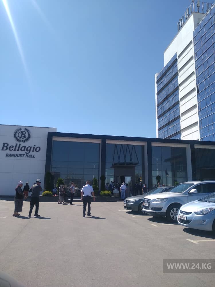 В Бишкеке в ресторане Bellagio на улице Толстого проводят поминки