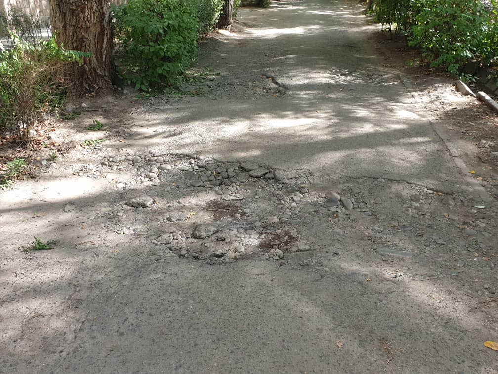 «Северэлектро» проложило кабель, но не восстановило потом тротуары во дворе
