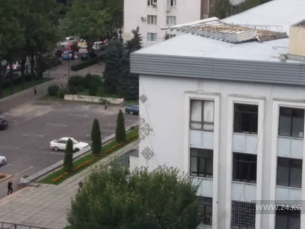Над Свердловским акимиатом висит разрушенная кровля
