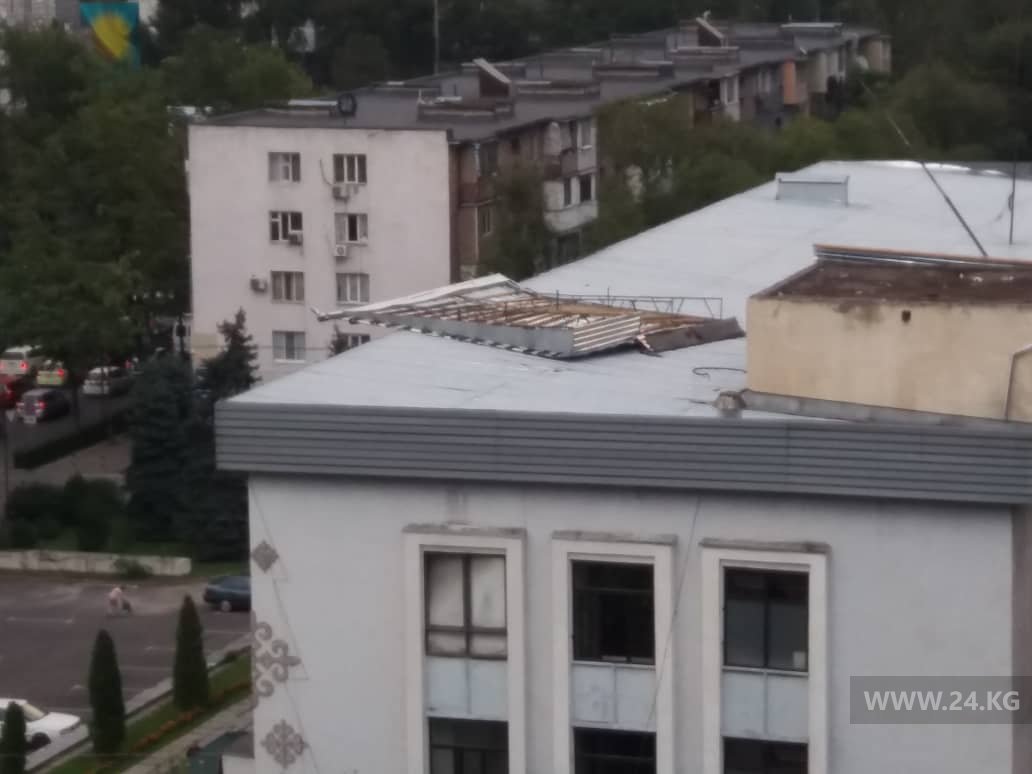 Над Свердловским акимиатом висит разрушенная кровля