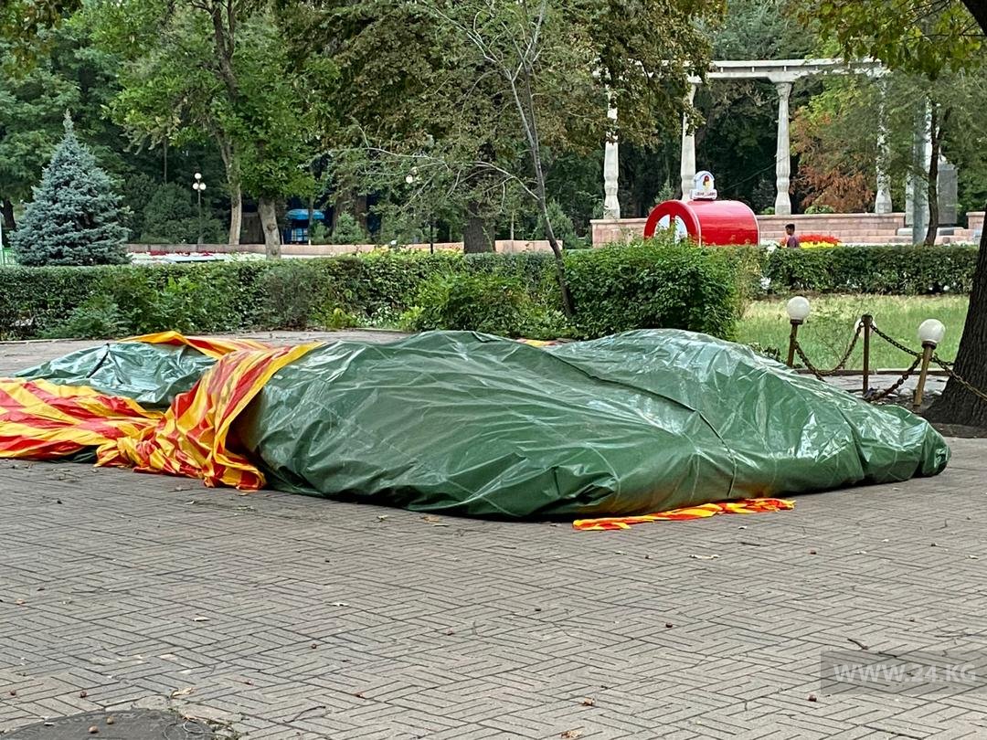В парках и скверах вновь начали незаконно устанавливать батуты