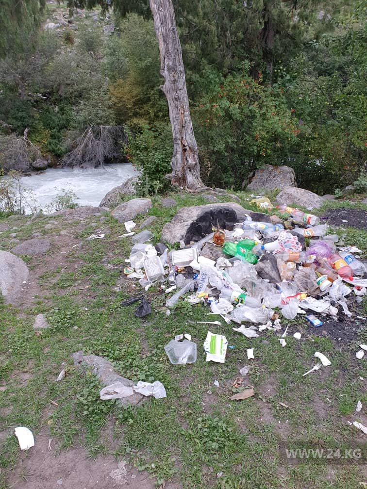 В Аламединском ущелье кучи мусора