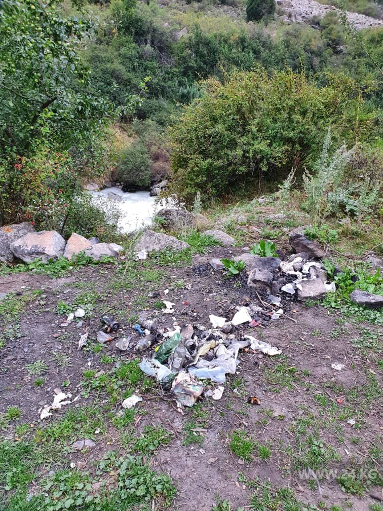 В Аламединском ущелье кучи мусора