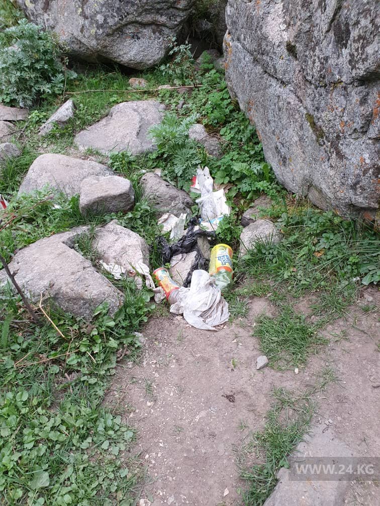 В Аламединском ущелье кучи мусора
