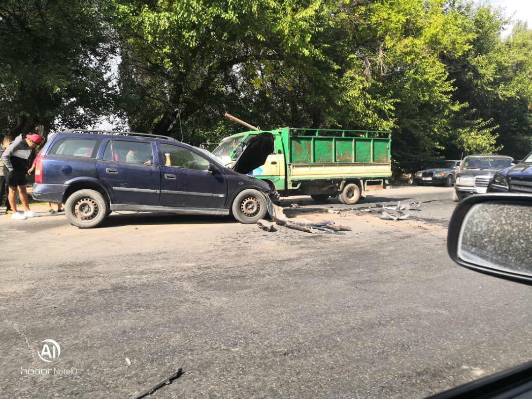 В селе Киргшелк столкнулись четыре автомомбиля