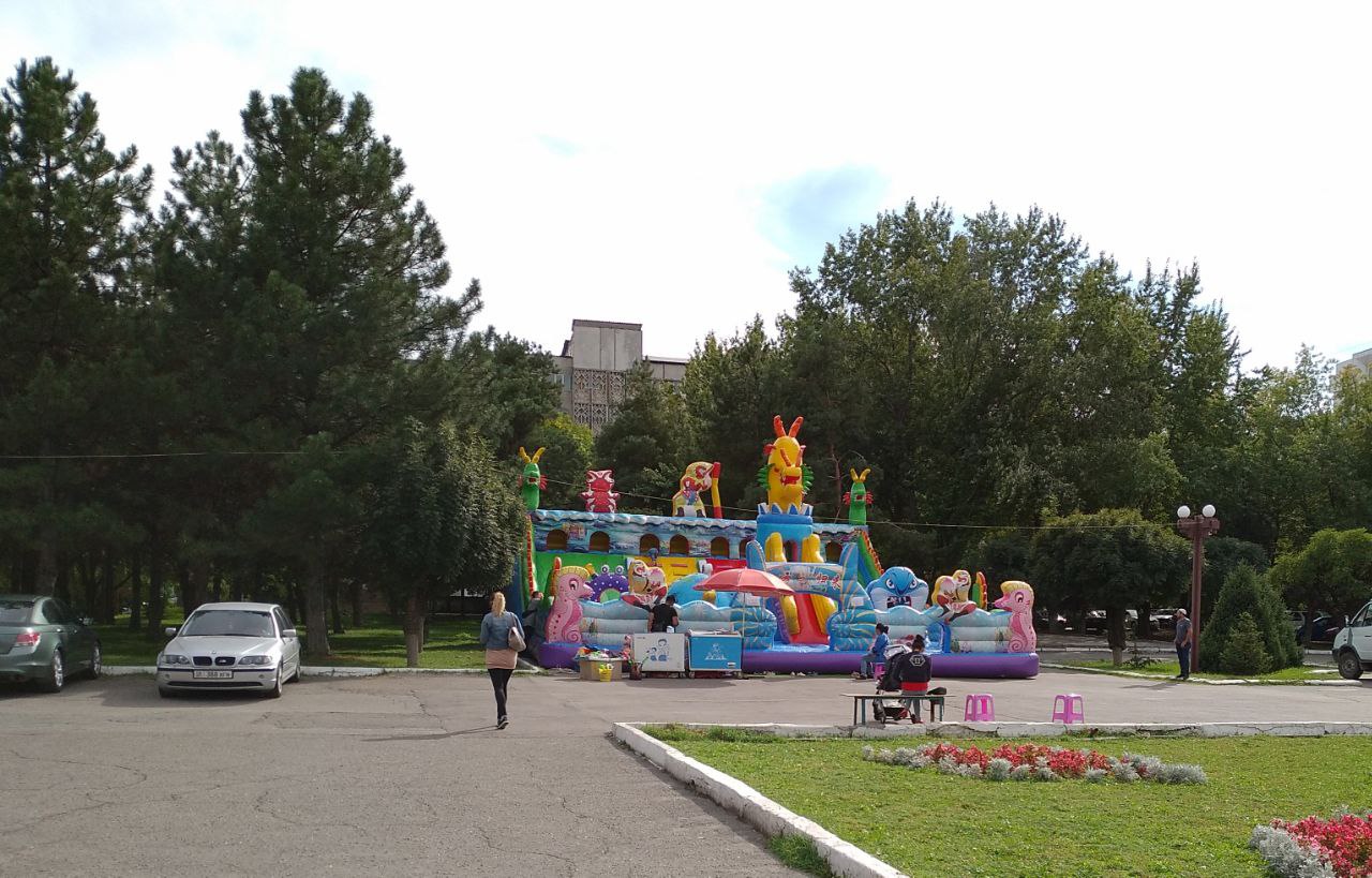 В Бишкеке на площади Победы несмотря на запрет продолжает работать батут