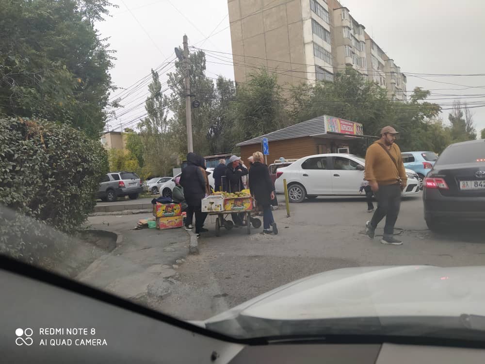 Навести порядок на улице Безымянной возле Орто-Сайского рынка просят жители