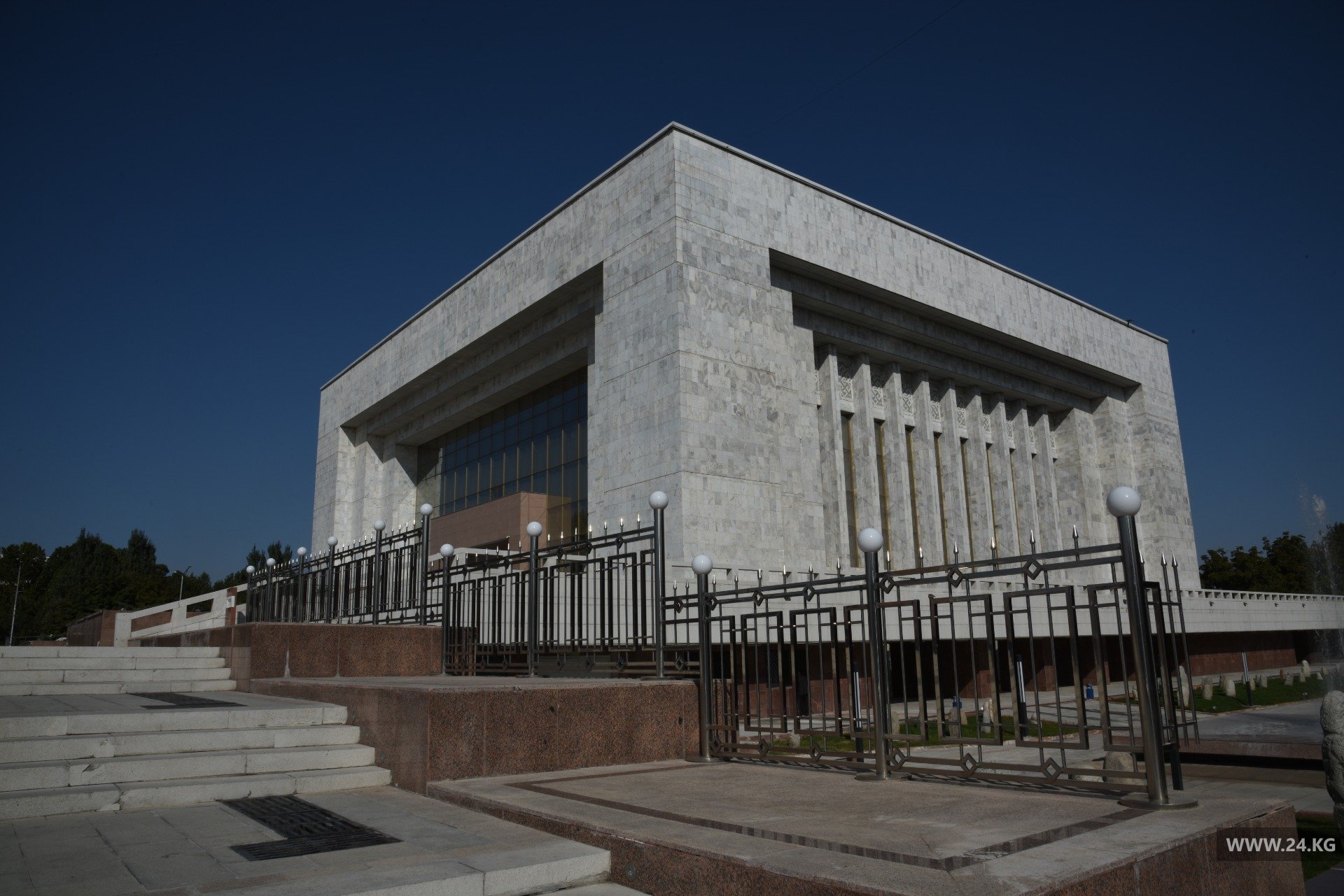 Вокруг Исторического музея устанавливают забор