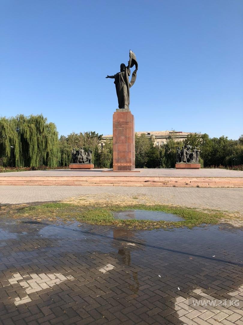 Лужа в центре Бишкека