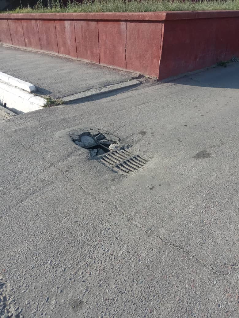 Яма на дороге в Караколе
