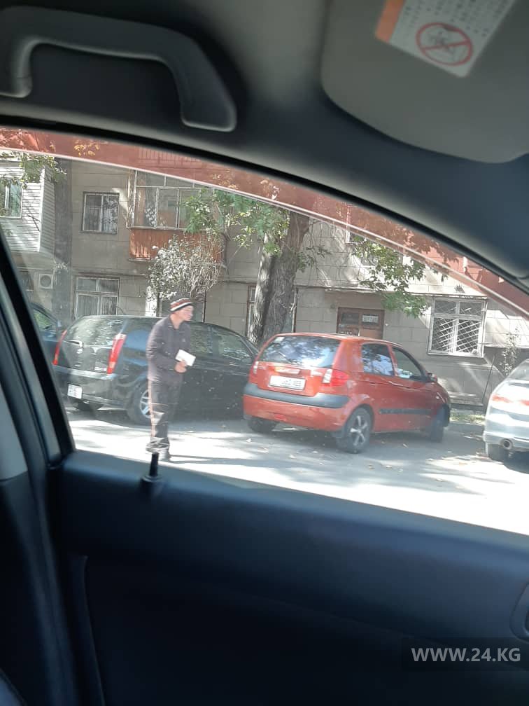 В Бишкеке на перекрестках много попрошаек